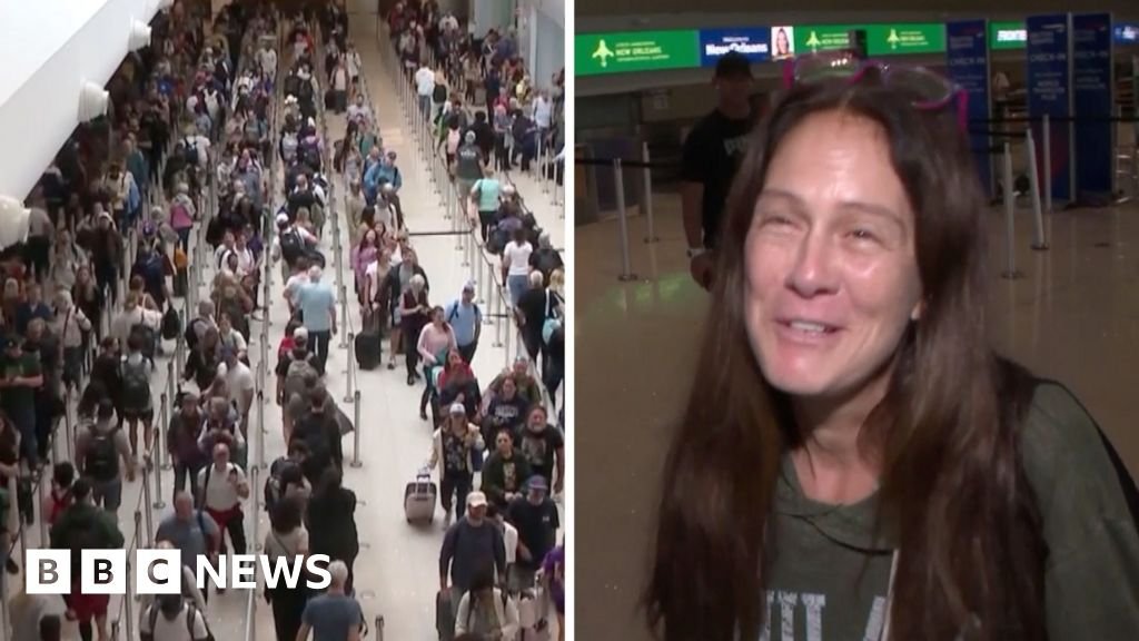 Long queues at US airports frustrate travellers - BBC