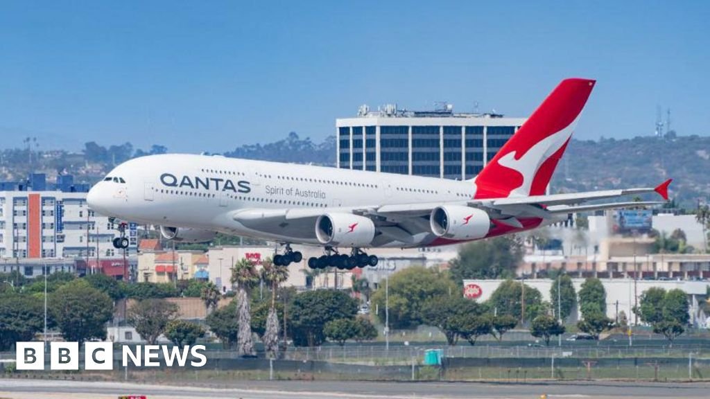 Qantas agrees to pay $74m over Covid-19 travel voucher refunds - BBC