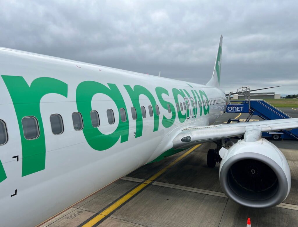 Transavia Flight Overbooked, Captain Asks For Volunteers To Sit In Cockpit