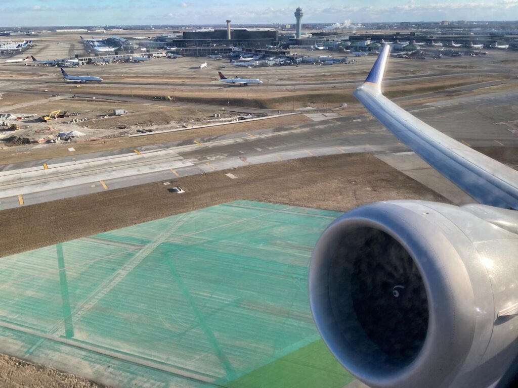 United 737 Tries To Take Off On Runway Edge, Pilots Pretend Nothing Happened