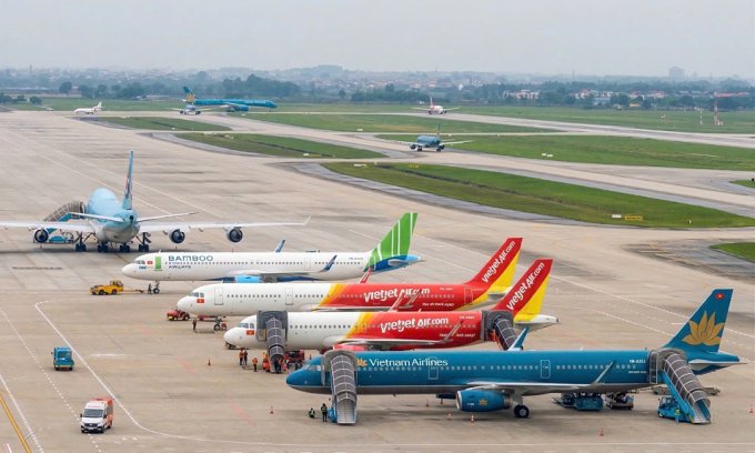 April holiday travel surge pushes Vietnam's airfares, train tickets to peak levels