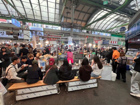 Gwangjang Market food stalls on April 21 [JoongAng Daily]