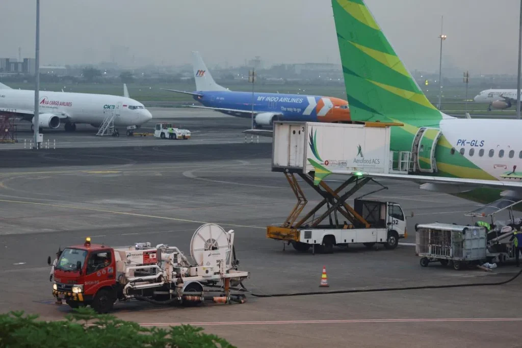 A truck refuels a Citilink Airbus at Soekarno-Hatta International Airport following the government approval of the jet fuel surcharge, amid the U.S.-Israeli conflict with Iran, in Tangerang, on the outskirts of Jakarta, Indonesia, April 6, 2026.