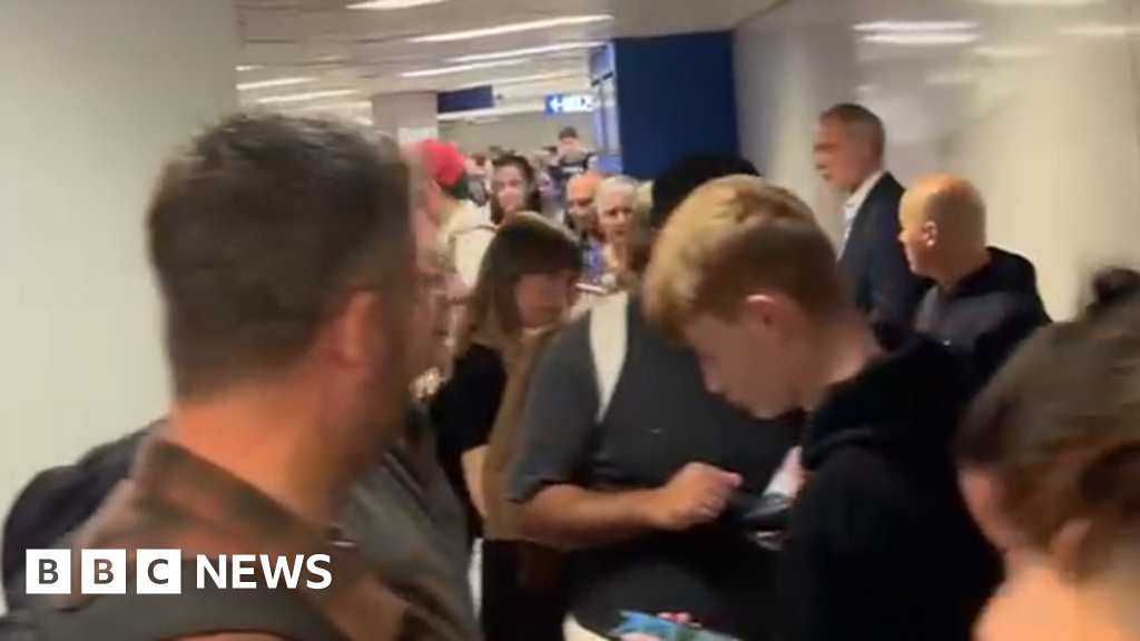 Easyjet passengers stranded in Milan by border check queues - BBC