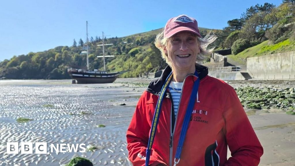 Grounded tall ship brings 'adventure' to Ramsey - BBC