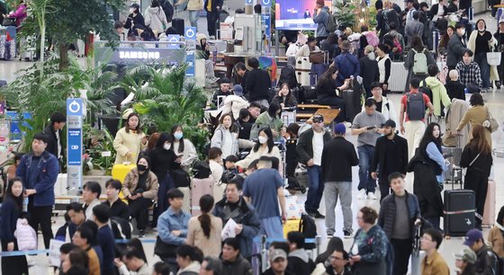 Passengers arrive at Incheon International Airport on March 19. [NEWS1]