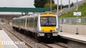 Petition calls for East West Rail passenger services - BBC