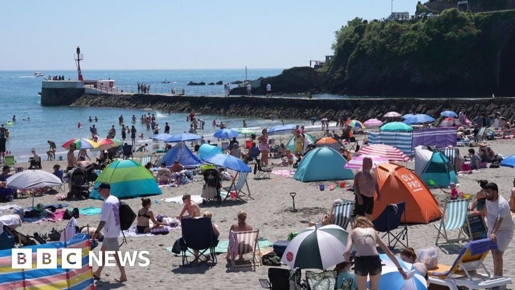Bank holiday sun boosts South West tourism industry - BBC