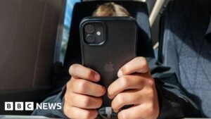 Better WiFi for hundreds of trains under government plans - BBC