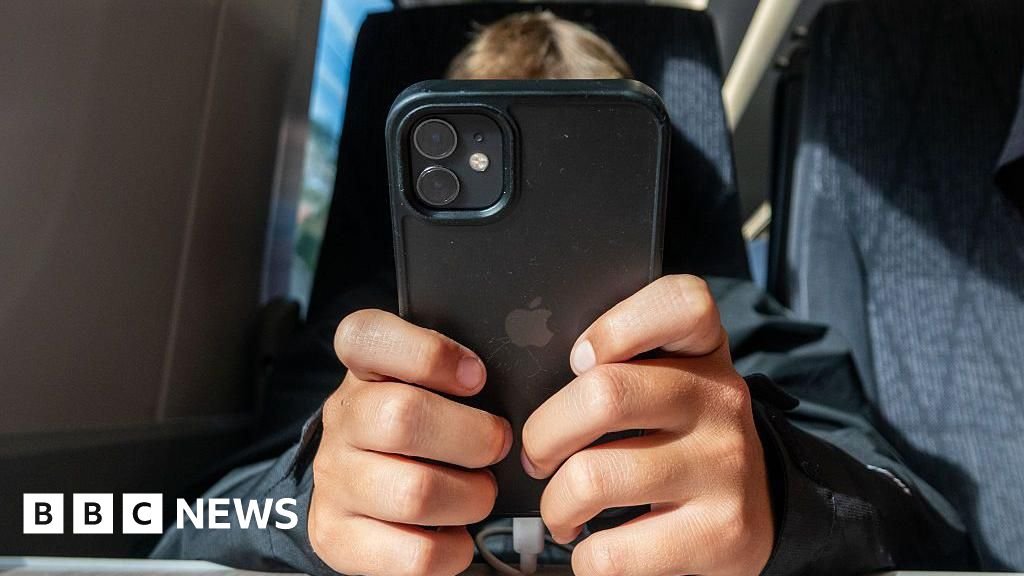 Better WiFi for hundreds of trains under government plans - BBC
