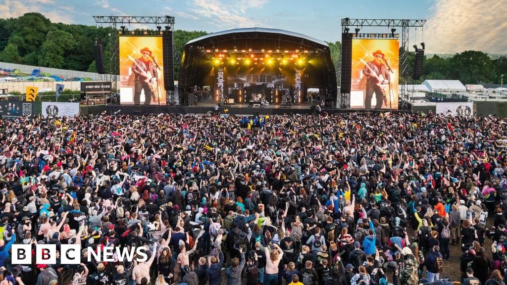 Download festival-goers urged not to board trains with beer bins - BBC