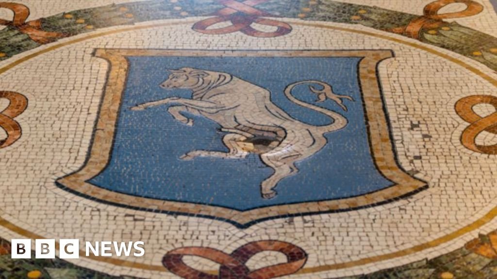 Milan gives bull mosaic testicles worn down by spinning tourists some TLC - BBC