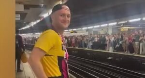 The ‘Magical’ Moment Subway Passengers Start Applauding a London Marathon Runner (WATCH)