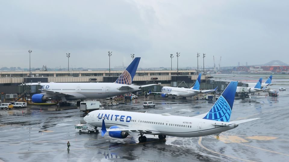 United passenger accused of attacking flight attendant, trying to access cockpit as plane landed in Newark airport