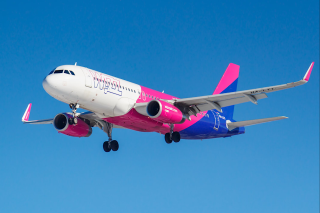 Wizz Air Airbus A320 descending