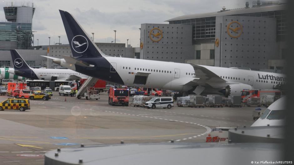 Germany: Lufthansa plane suffers nose gear collapse