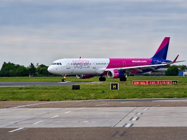 Wizz Air A321neo taxiing at Belgrade Airport